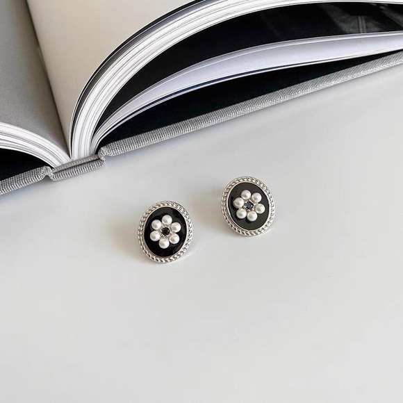 Flower earrings, flower studs, minimal studs earrings, black enamel studs - Picture 2 of 6